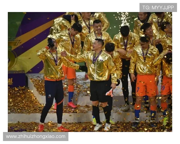 山东泰山庆祝成立32周年五次夺顶级联赛冠军八次捧足协杯奖杯